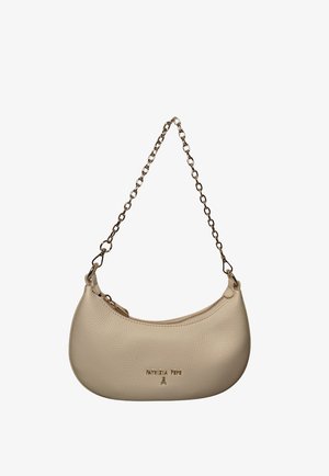 Sac à main en cuir beige en forme de croissant, avec bandoulière en chaîne dorée et fermeture éclair, logo embossé "PATRIZIA PEPE" sur l'avant.