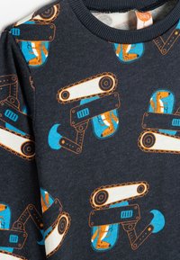 Felpa in cotone blu navy con un motivo a tema robotico arancione e blu su tutta la superficie, raffigurante braccia meccaniche e elementi da costruzione. Collo a coste.