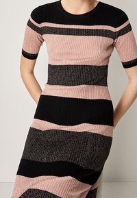 Sukienka z prążkowanego dzianiny z czarnymi, różowymi i metalicznymi paskami; krótkie rękawy i okrągły dekolt; dopasowany krój sięgający do połowy długości.