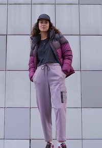 Nike Sportswear Pantaloni cargo - purple smoke