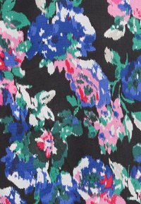 Tessuto floreale con rose multicolori in blu, rosa, verde e bianco su uno sfondo nero; con una consistenza leggermente lucida.