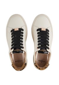 Sneakers in pelle crema con lacci neri, dettagli dorati e fodera in stampa leopardata. Texture liscia, design con punta tondeggiante e dettagli del logo.