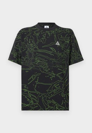 Zwart T-shirt met groen abstract lijnpatroon, korte mouwen en een ronde halslijn; heeft een klein logo aan de bovenkant aan de linkerkant.