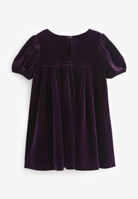 Vestido de terciopelo morado con mangas abullonadas, cintura fruncida y cuello redondo. Abertura en la parte posterior con un ojal asegurado con un botón. Textura suave y lisa.