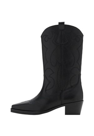 Bota de vaquero de cuero negro con patrones decorativos bordados, punta afilada y tacón bajo cuadrado, vista lateral sobre fondo blanco.