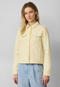 Geel denimjack met een klassieke kraag, een sluiting met knopen aan de voorkant en twee borstzakken. Getailleerd ontwerp, gestructureerde stof en korte lengte.