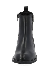 Bota de tobillo de cuero negro con un acabado liso, cremallera lateral, punta redonda y suela de goma baja. Costuras mínimas y una asa en la parte posterior.