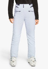 Helle blaue Skihosen mit hohem Bund, Reißverschlusstaschen und kontrastierenden marineblauen Akzenten. Hergestellt aus einem glatten, wasserabweisenden Material.