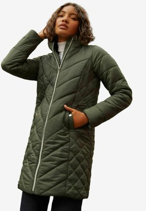 Prošívaná zelená bunda s vysokým límcem, plným zipem a bočními kapsami. Materiál polyester, dlouhé rukávy a textura v diamantovém vzoru.