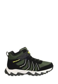 Wysokie buty sportowe w ciemnozielonym i czarnym siateczkowym wykończeniu z odblaskowymi akcentami, charakteryzujące się solidną podeszwą, sznurówkami i paskiem na rzep.
