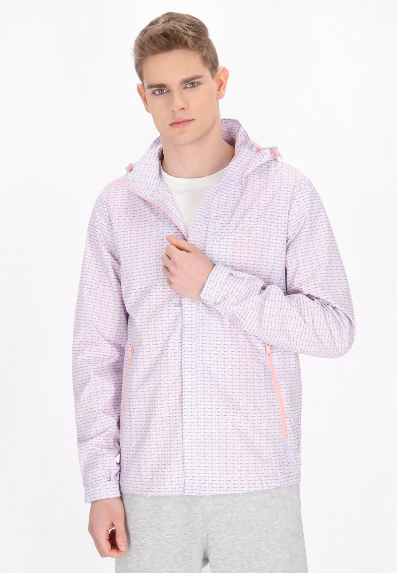 Giacca leggera di colore rosa chiaro con un motivo sottile, dotata di cappuccio, tasche con zip e dettagli in pesca a contrasto.