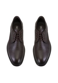 Chaussures habillées en cuir marron avec une finition texturée, bout rond et six œillets pour les lacets. Dotées d'une semelle en caoutchouc durable et de coutures discrètes.