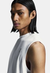 On TRAIN TANK - Linne - white