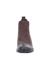 Stivali alla caviglia in pelle marrone con texture liscia, punta tonda e tacco basso; dotati di un tassello sul retro e di una suola nera a contrasto.