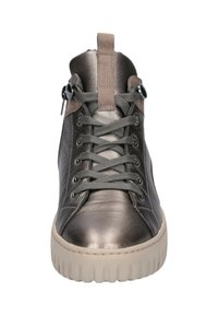 High-Top-Sneaker aus metallic-grauem Leder mit passenden Schnürsenkeln, vorderem Reißverschluss und einer massiven, beigefarbenen Gummisohle. Glatte Textur mit dezentem Glanz.