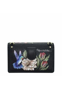 Zwarte leren portemonnee met een bloemenontwerp, met een kolibrie, rozen en bladeren. Beschikt over een flap-sluiting en gouden hardware-accenten.