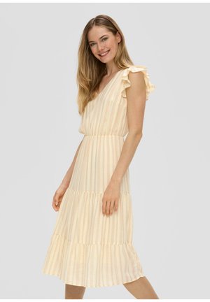 Robe midi jaune clair avec des rayures verticales, des manches à volants, une taille élastique et une jupe évasée avec un détail en niveaux.
