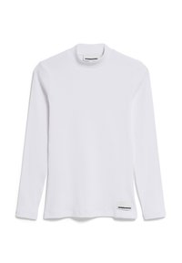 Witte top met lange mouwen van ribbenkatoen. Heeft een hoge hals en een klein zwart label met "ARMEDANGELS" op de onderzoom.