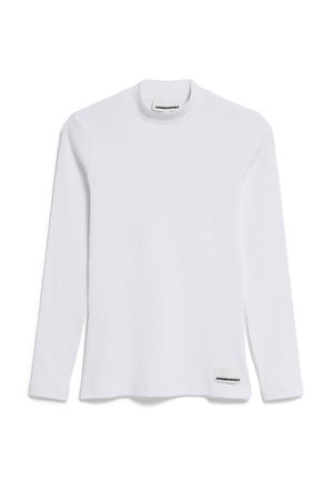 Langärmliges weißes Top aus geripptem Baumwollstoff. Verfügt über einen hohen Kragen und ein kleines schwarzes Etikett mit "ARMEDANGELS" am unteren Saum.