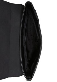 Bolso de mano rectangular negro con la tapa abierta, mostrando el forro interior liso y la forma rectangular estrecha.
