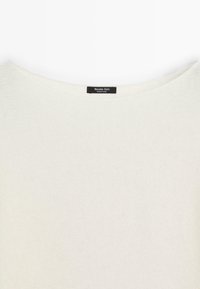Weißer Strickpullover mit rundem Ausschnitt und schwarz gesticktem "Massimo Dutti"-Label innen im Kragen.
