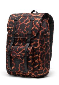 Czarny plecak w leopardzi wzór w odcieniach pomarańczowym i brązowym. Posiada regulowane paski, przednią kieszeń oraz materiał odporny na zużycie.