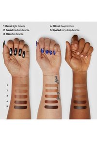 Swatch-Anzeige auf den Armen zeigt fünf Bronzer-Töne, die von hell bis sehr tiefbronze reichen, gekennzeichnet von 1 bis 5, mit verschiedenen sichtbaren Hauttönen.