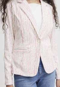 Witte blazer met roze en grijze verticale strepen, enkele knoopsluiting, notch revers, twee voorzakken en lange mouwen.