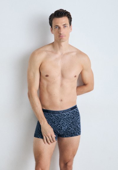 Sötétkék boxer alsónemű mintázott dizájnnal, Emporio Armani logóval ellátott derékpánttal. Az anyag lágy és rugalmas.