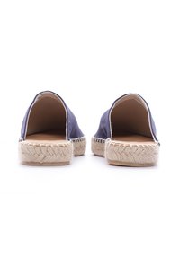 Espadrillas in tela blu navy con apertura sul retro, suola in corda di juta e accenti beige. Texture liscia e forma arrotondata.