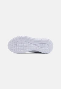Suela de zapato de goma blanca con un patrón de cuadrícula texturizado. El diseño presenta secciones elevadas para la tracción y bordes suaves.
