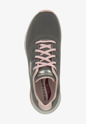 Zapatilla deportiva gris con parte superior de malla, cordones rosas y la marca "ArchFit" en la lengüeta. Presenta una suela suave y redondeada.