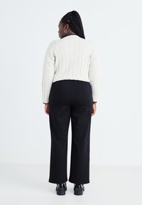Vero Moda Curve VMCAUGUSTA PANT - Pantaloni - black