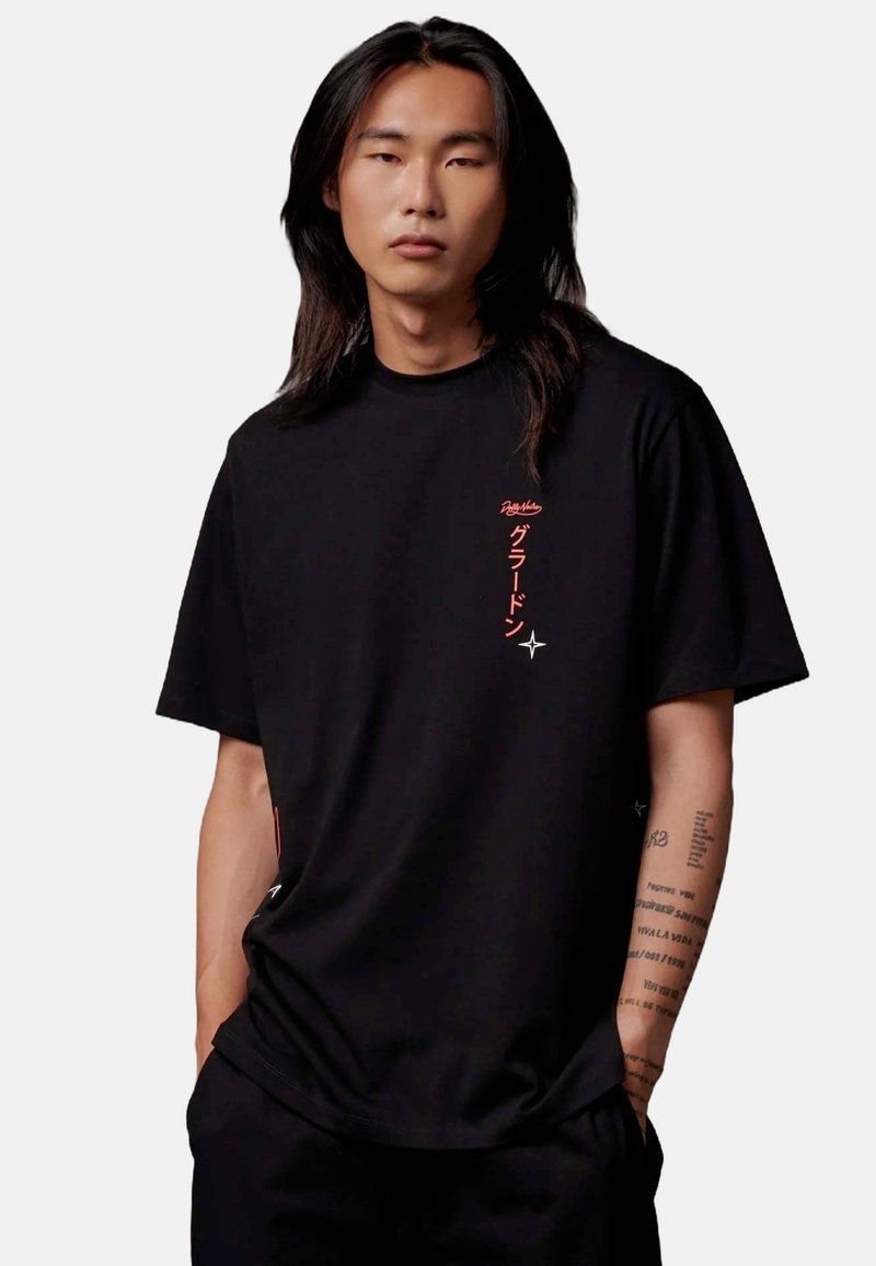 Schwarzes T-Shirt mit kurzen Ärmeln und Rundhalsausschnitt, mit rotem grafikschriftzug auf der Brust und lässigem Schnitt. Glatte Stofftextur.