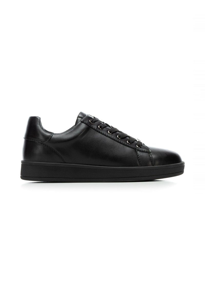 Sneaker nera in pelle con una texture liscia, design con lacci e suola in gomma caratterizzata da cuciture minimaliste e accenti discreti.
