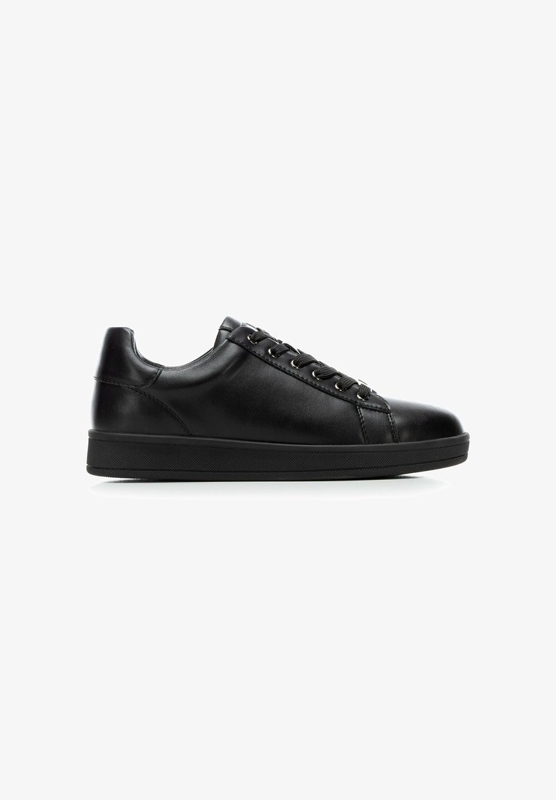 Sneaker nera in pelle con una texture liscia, design con lacci e suola in gomma caratterizzata da cuciture minimaliste e accenti discreti.