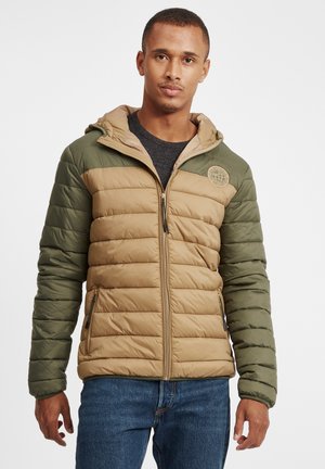 Daunenjacke mit olivgrünen und beigen Abschnitten, Reißverschluss, Kapuze und Logopatch auf der Brust; hat einen gesteppten Stoff und Seitentaschen.