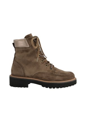 Bottine en cuir suédé marron avec un accent métallique rembourré, bout rond, design à lacets et semelle en caoutchouc noir texturé avec adhérence.