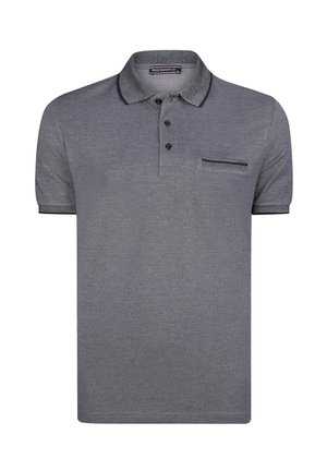 Camisa polo gris con tejido texturizado, mangas cortas, un cierre de tres botones y un bolsillo en el pecho con un ribete oscuro.