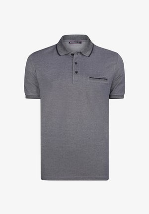 Polo shirt grigio in tessuto testurizzato, maniche corte, con patta a tre bottoni e taschino sul petto con bordo scuro.