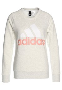Felpa Adidas grigia chiara con maniche lunghe, scollo a girocollo e grande logo Adidas bianco e corallo sul davanti.