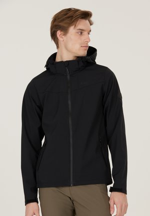 Sort softshell-jakke med hætte, frontlynlås, elastiske mansjetter og sidelommer; lavet af vandafvisende stof.