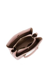 Borsa a mano in pelle rosa con due scomparti, hardware dorato e tasca con zip. Esterno liscio con fodera interna morbida.