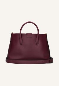 Borsa a mano in pelle bordeaux con finitura testurizzata, due manici arrotondati e tracolla staccabile su sfondo semplice.