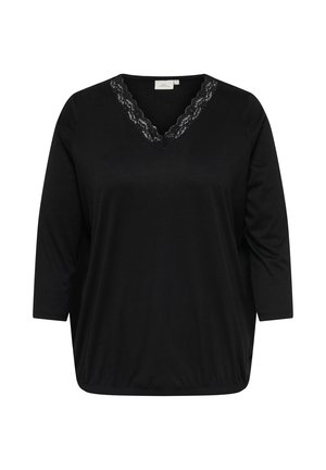 Czarna bluzka z długim rękawem, z ząbkowanym dekoltem w kształcie litery V wykończonym koronką oraz elastycznym dołem, prezentowana na białym tle.