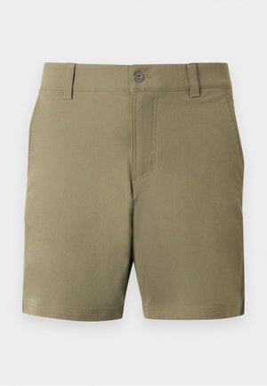 Pantaloncini chino color khaki con passanti per cintura, chiusura frontale con bottoni e tasche laterali su uno sfondo chiaro uniforme.