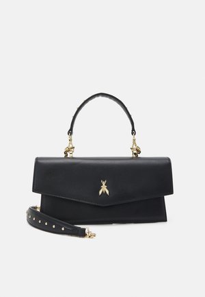 Svart lærveske med en strukturert design, som har et topphåndtak, avtakbar nagletrem, og et gullbie-emblem på fronten.