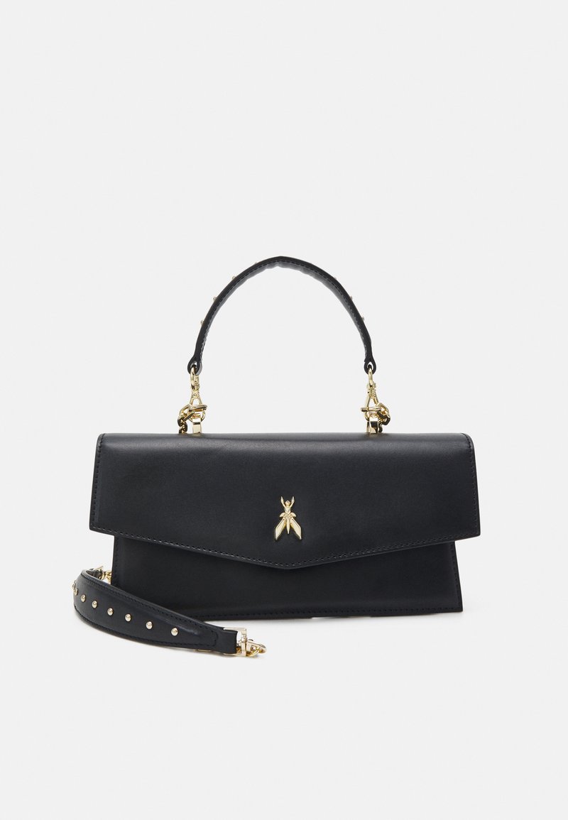 Μαύρη δερμάτινη τσάντα χεριού με δομημένο σχέδιο, διαθέτοντας επάνω χερούλι, αποσπώμενο λουρί με τρουκς και χρυσό έμβλημα μέλισσας στο μπροστινό μέρος.