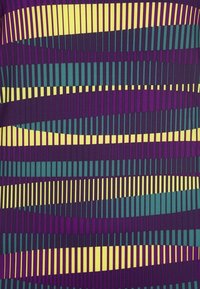 Tissu à motifs présentant des rayures verticales dans des nuances de violet foncé, bleu sarcelle et jaune, avec des largeurs variables créant un design dynamique.