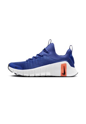 Zapatilla deportiva azul con suela blanca, con logos negros de Nike y un detalle naranja cerca del talón, vista de perfil sobre un fondo blanco.